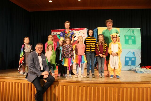 Bürgermeister Deltl mit dem Team im Haus der Begegnung | Foto: Gemeinde Strasshof