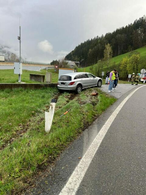 Das Unfallfahrzeug ist stark beschädigt. | Foto: FF Bischofshofen