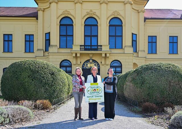 Elisabeth Sandfort/Schlossmanagement, Landeshauptfrau Johanna Mikl-Leitner und Alexandra Tuitz-Novacek/Parkbetreuung. | Foto: NLK
