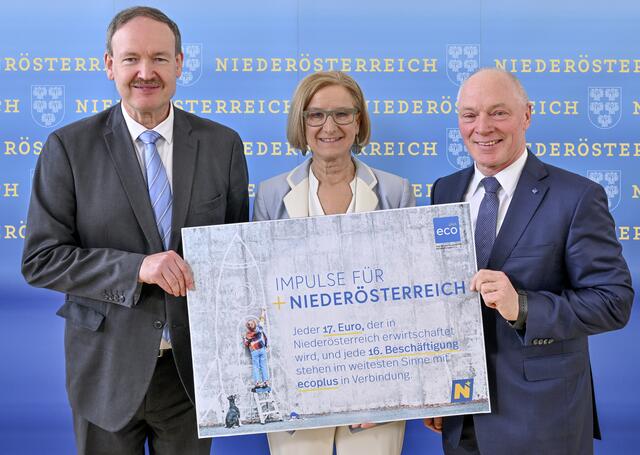 Christian Helmenstein, Geschäftsführer Economica Institut für Wirtschaftsforschung, Landeshauptfrau Johanna Mikl-Leitner und ecoplus Geschäftsführer Helmut Miernicki. (v.l.) | Foto: NLK Filzwieser   