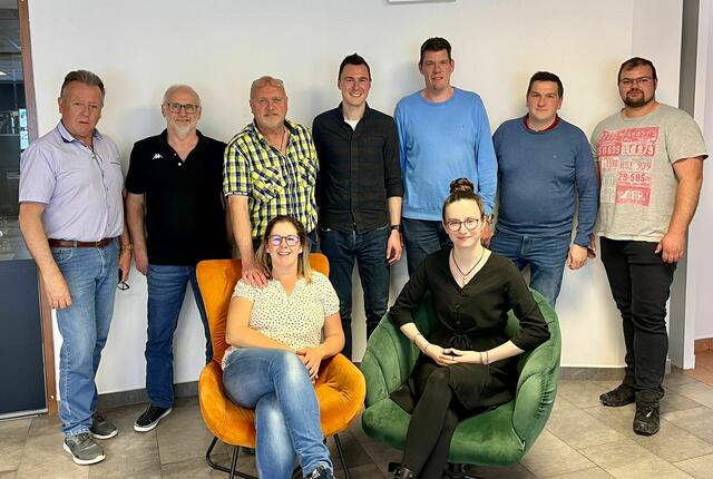 Der Neue Vorstand der Glöcklerpass Traunstoana von li nach re: Öff. Arbeit und Presse Peter Sommer, Zeug,- und Materialwart Manfred Quatember, Obm.Stv. Heinz Schaumburger, Obmann Mag. Markus Medl, Obm.Stv. Max Würflinger, Kassier Stv. Andreas Würflinger und Kassier Johannes Fritscher, sitzend li Jugendwart Sabine Quatember und Schriftf. Lisa-Maria Grimus.