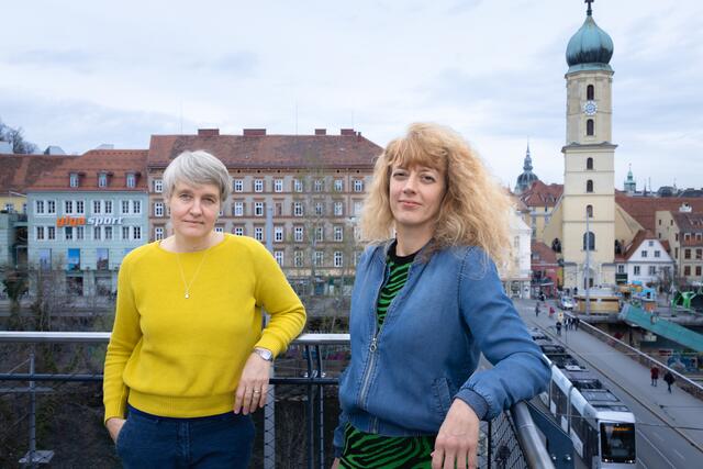 Die Kuratorinnen berichten über die Idee hinter den AUsstellungen "Alles Arbeit" und "27/7".  | Foto: Konstantinov