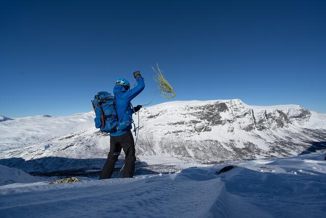 Abseilen vom Plateau zum Einstieg des Wasserfalls – auch das ist eine norwegische Besonderheit. | Foto: Bigwall Productions
