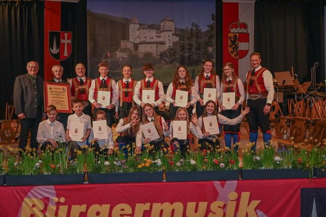 Die ausgezeichneten und geehrten Mitglieder der Bürgermusik Mauterndorf 2024. | Foto: Lukas Korbuly