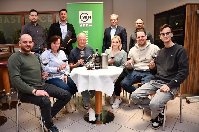 WIFI-Produktmanager Gerald Munzenrieder, WIFI-Institutsleiter Thomas Jestl, Lehrgangsleiter Johannes Einzenberger und Kursorganisator Andreas Knopf (stehend, v. l.) sowie die Teilnehmer Balint Balogh, Gerlinde Mayer (beide Eisenstadt), Heinz Toth, Nadine Wagner (beide Jois), Alexander Valentin (Ebreichsdorf) und Florian Spitaler (Terlan/Südtirol) (sitzend, v. l.). | Foto: WKB