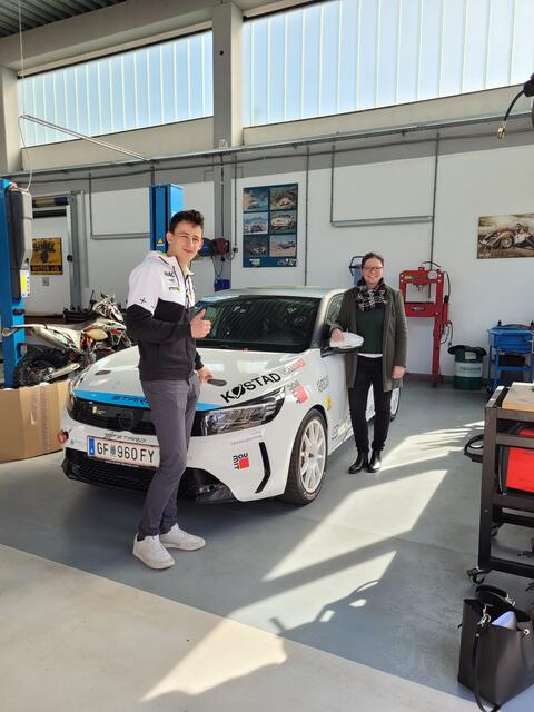 v.l. Luca Pröglhöf und Andrea Lautermüller mit dem E-Rennauto | Foto: abocar