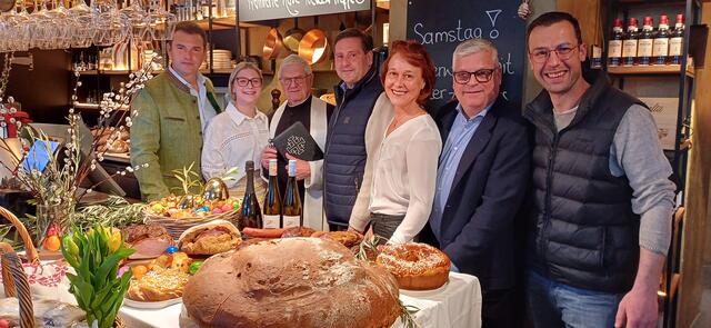 Gabentisch mit Michael Großauer, Lena Großauer, Pater Amadeus Hörschläger, Bürgermeister Stefan Szirucsek, Angela Stöckl-Wolkerstorfer, Claus Grünwald und Franz Schwabl. | Foto: zvg