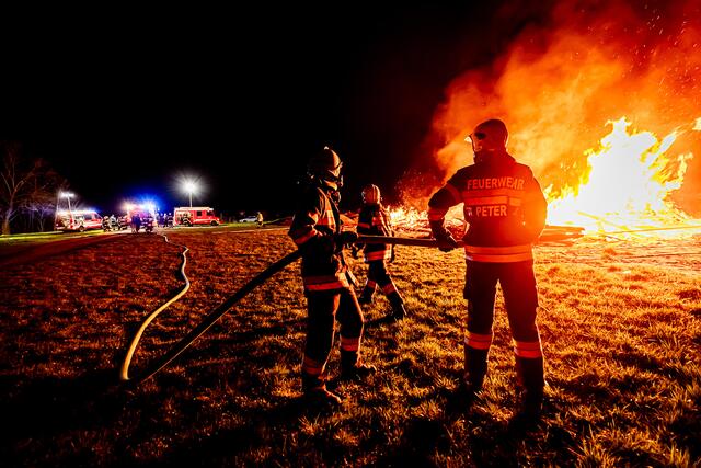 Die Feuerwehren löschten einen Holzstapel in St. Peter. | Foto: Mlakar