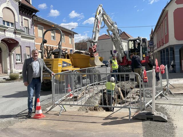 Derzeit befindet sich im Ort in Straß eine Großbaustelle: Es erfolgt der Glasfaseranschluss. | Foto: Waltraud Fischer