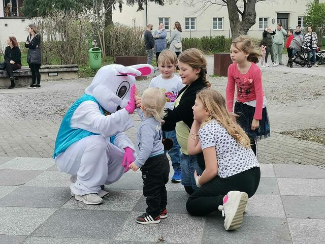 Nach dem Verstecken hatte der Osterhase Zeit für die Kids. | Foto: SPÖ Waidhofen