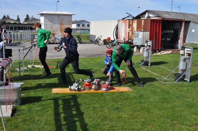 Die 1. Gruppe der Feuerwehrjugend Weiden am See beim Training der Geräteablage auf der Hindernisbahn | Foto: FF Weiden am See