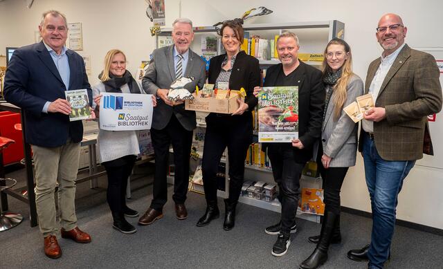 Stadtrat LAbg. Franz Dinhobl, Rebecca Ullmer (Bibliothek im Zentrum), Bürgermeister Klaus Schneeberger, Marion Götz (Bibliothek im Zentrum), Zweiter Vizebürgermeister LAbg. Rainer Spenger, Sarah Voith (Gruppe Sport, Jugend und Archiv) und Umweltstadtrat Norbert Horvath. | Foto: Stadt Wiener Neustadt/Maurer