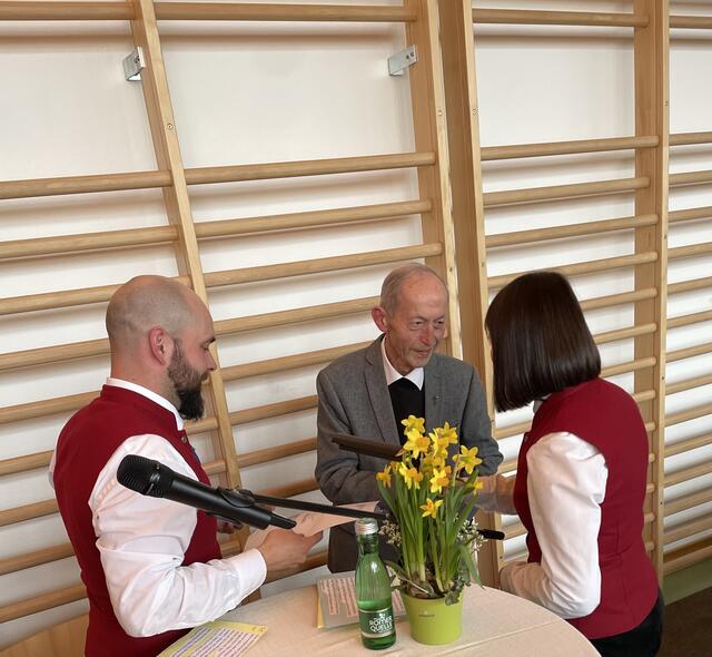 Für die jahrelange gute Zusammenarbeit wurde Josef Postlmayr die silberne Ehrennadel übergeben. | Foto: Privat