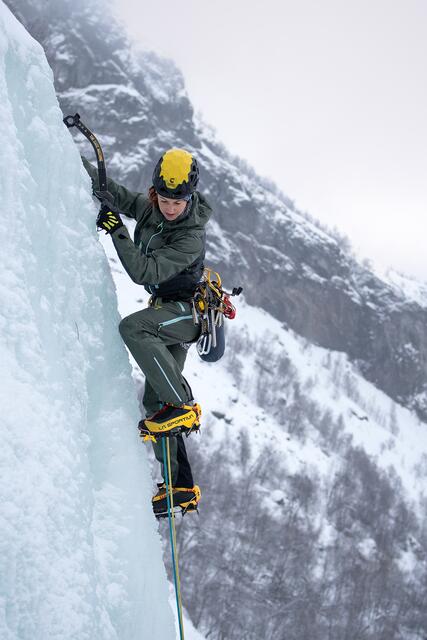 Die Südtirolerin Angelika Rainer bei einer ihrer Lieblingsdisziplinen, dem Eisklettern. | Foto: Bigwall Productions
