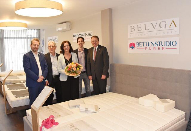 Stadtrat Klaus Otzelberger, Gerhard, Heidemarie und Michael Purer sowie Bürgermeister Matthias Stadler im neuen Bettenstudio. | Foto: Josef Vorlaufer