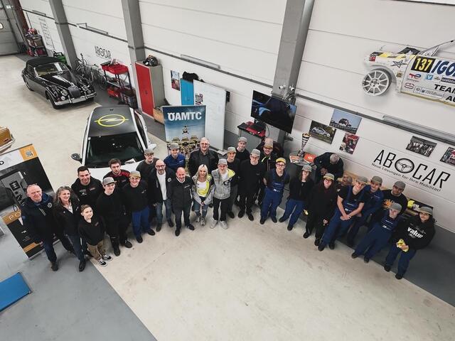 Die Schüler sammeln als Teil des Rallye-Service Teams wertvolle praktische Erfahrungen bei den einzelnen Veranstaltungen der Österreichischen Rallye Meisterschaft. | Foto: Luca Pröglhöf Racing