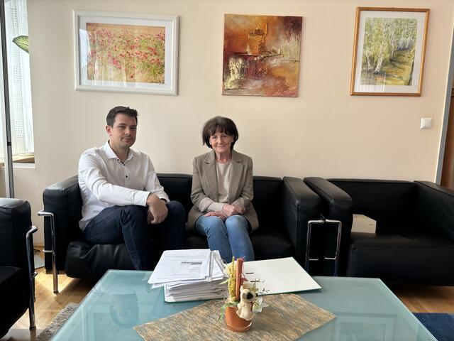 Bürgermeisterin Irene Gölles mit ihrem Wunschnachfolger René Blum.  | Foto: WfG