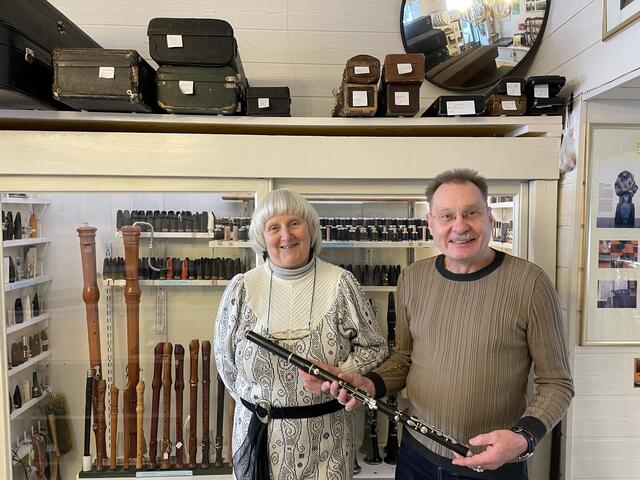 Eleonora Rudolf und Christoph Daim wollen die Geschichte des Instrumentenherstellers Zuleger den Massen näher bringen.  | Foto: Philipp Scheiber