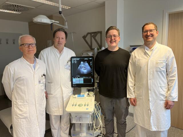 Primar Achim von Goedecke, Leiter des Institutes
für Anästhesiologie und Intensivmedizin am PEK Steyr, Primar Michael Schocke, Leiter der Abteilung Radiologie am Pyhrn-Eisenwurzen Klinikum Steyr, Sebastian Ölsinger und Primar Christian Peither (FEBU), Leiter der Abteilung für Urologie und Andrologie am Pyhrn-Eisenwurzen Klinikum Steyr (v. li.). | Foto: OÖG