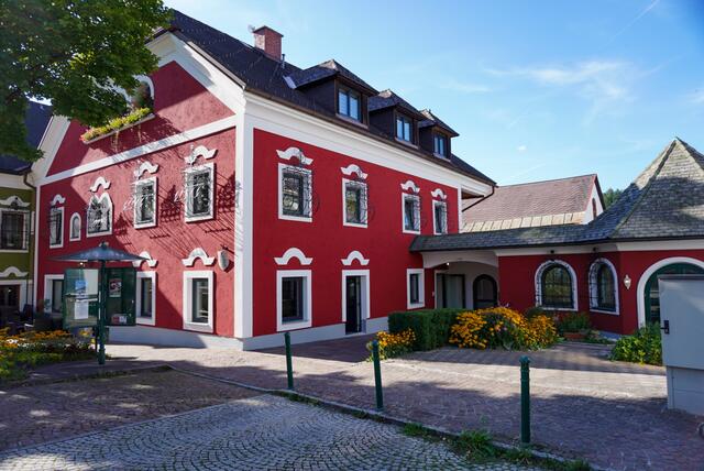 Vorzeigebeispiel für gelungene Leerstandsbelebung in Windischgarsten: Im denkmalgeschützten Schärhaus, dem einstigen Tourismusüro, befinden sich heute ein Coworking-Space und der Verein "’s Gartl".  | Foto: Popp