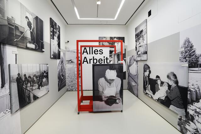 Die Fotografien sind in unterschiedlichen Formaten bis hin zu lebensgroßen Prints zu sehen und zum Teil überlappend gehängt – denn oft hätten sich Formen bezahlter und unbezahlter Arbeit im Leben von Frauen überlagert. | Foto: Universalmuseum Joanneum/J.J. Kucek