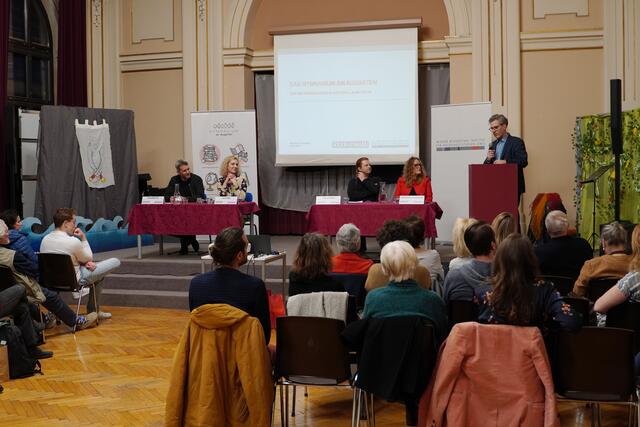 Im Gymnasium am Augarten wurde der bewegten Geschichte des Areals gedacht. Während des Nationalsozialismus befand sich dort ein Notarrest und Sammellager. | Foto: VWI