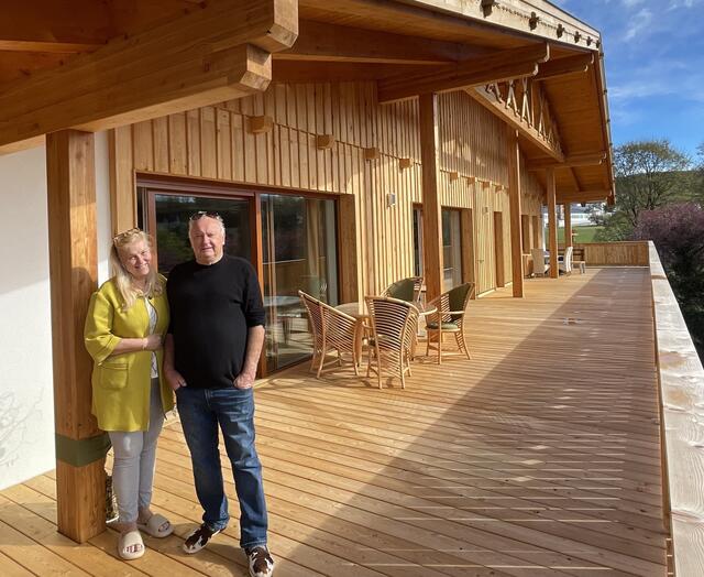 Der ehemalige Tiroler Hüttenwirt Josef Steiner genießt seinen Lebensabend mit Partnerin Birgit in Thermen-Nähe in seiner Penthouse-Luxuswohnung.  | Foto: Gernot Heigl