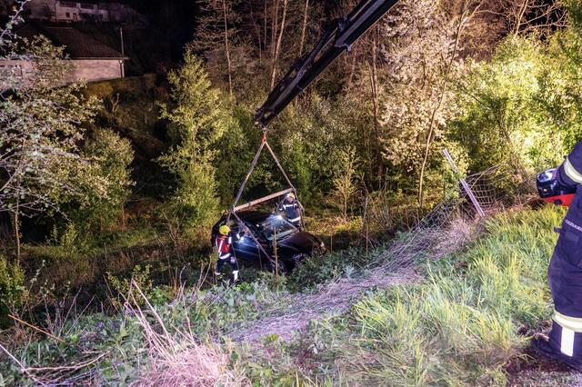 Der Pkw wurde mit dem Kran der FF Grein geborgen. | Foto: TEAM FOTOKERSCHI.AT / SIMON BRANDSTÄTTER