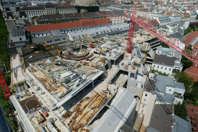 Der Abschluss der Bauarbeiten und die Eröffnung des Kaufhauses waren ursprünglich für das zweite Halbjahr 2025 geplant. | Foto: M. Spitzauer/RMW