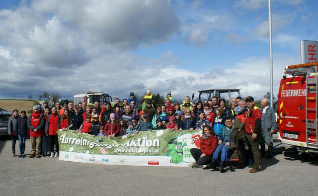Diese Kirchberg-Theninger packten fleißig bei der Flurreinigungsaktion 2024 an. | Foto: Gemeinde Kirchberg-Thening