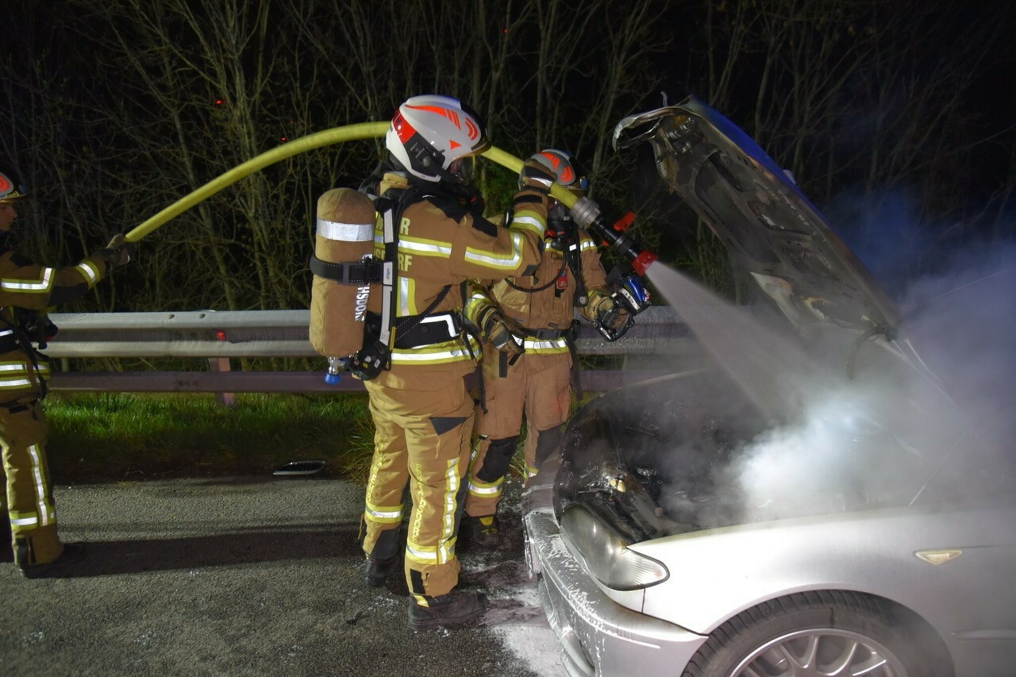Pkw in Flammen Motorschaden am Abend auf der A3 bei Ebreichsdorf Baden