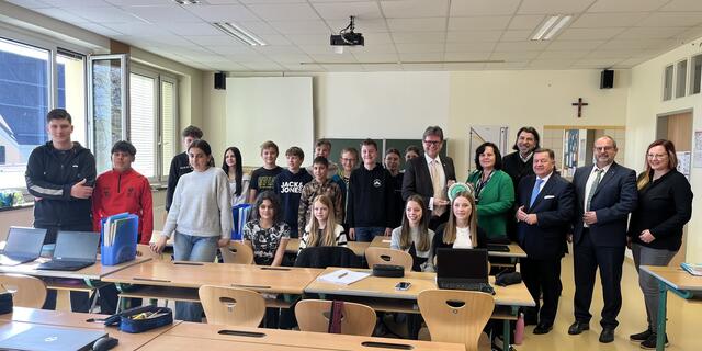 Beim Besuch in der Mittelschule Deutschlandsberg. | Foto: Büro LR Amon