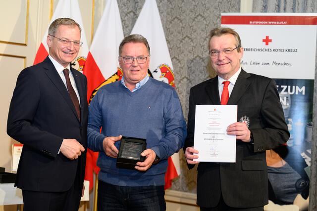 Landeshauptmann Thomas Stelzer (l.) und Rotkreuz-Vizepräsident Günter Mayr (r.) ehrten den Trefflinger Johann Schwarz. | Foto: Land OÖ/Werner Kerschbaummayr