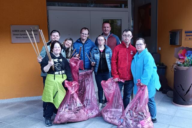 Das Beniva-Team Beatrice, Helmut, Christian, Nicola, Patrick, Eva und Lea mit Dominik Dobay, Diplomsozialbetreuer der Wohngemeinschaft, nach getaner Arbeit beim Steirischen Frühjahrsputz | Foto: Kompetenzzentrum Leben Lachen Lernen