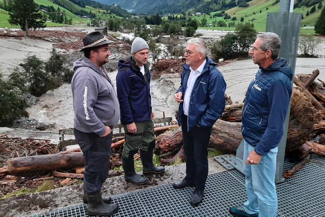 Landesrat Josef Schwaiger besuchte Betroffene im Raurisertal nach den Überschwemmungen und macht sich ein Bild von den enormen Schäden vor Ort. Im Bild v.l.: Betroffener Landwirt Anton Mühltaler (Moosreitbauer), Bürgermeister Peter Loitfellner (Rauris), Landesrat Josef Schwaiger und Martin Zopp (Land Salzburg) | Foto: Land Salzburg/Büro Schwaiger