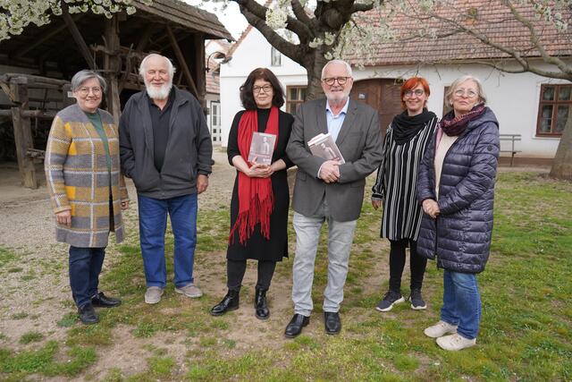 Ein Foto im Mönchhofer Dorfmuseum vor der Lesung mit Buchautor Ludwig Zwickl (3. v.r.), mit Christine und Beppo Haubenwallner, Dr. Annemarie Klinger, Manuela Pasterk und Elisabeth Zwickl | Foto: Andrea Glatzer