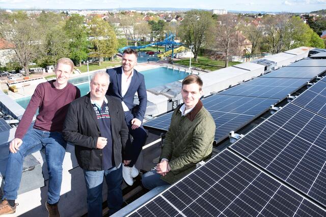 Energiebeauftragter Daniel Rotter, Stadtrat Markus Gilly, Stadtbad-Leiter GR Mehmed Alajbeg und Stadtrat Otto Rezac (von links) bei der neuen PV-Anlage auf dem Dach des Stadtbades. | Foto: Bernhard Garaus