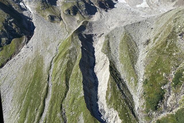Tiefe Furchen und die riesige Geröll Lawine oberhalb von Kolm Saigurn ausgelöst durch den Starkregen und den auftauenden Permafrost. | Foto: Land Salzburg/Melanie Hutter