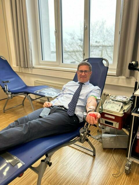 Der Welser Bürgermeister Andreas Rabl (FPÖ) möchte laut eigener Aussage mit gutem Beispiel vorangehen und spendet selbst Blut. | Foto: Stadt Wels