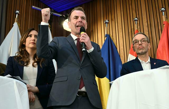 Der EU-Spitzenkandidat der FPÖ, Harald Vilimsky, kündigte bei der Bekanntgabe seiner Spitzenkandidatur bei den Europawahlen "Widerstand gegen diesen Irrsinn in Brüssel" an. 
 | Foto: HELMUT FOHRINGER / APA / picturedesk.com