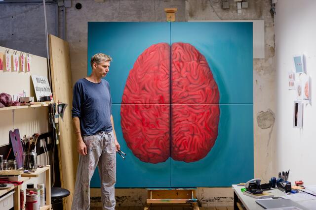 "Das rote Band, steht symbolisch für die Zusammenhänge von Beziehungen im Spannungsfeld unterschiedlicher Kräfte." Martin vor einem Werk aus dem Zyklus „Das rote Band“ . | Foto: Privat