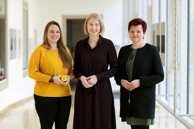 V. l.: SuSA-Fachteamleiterin Johanna Gruber, Gesundheitsreferentin Christine Haberlander, Kinder- und Jugendhilfe-Abteilungsleiterin Theresia Schlöglmann. | Foto: Land OÖ/Stinglmayr