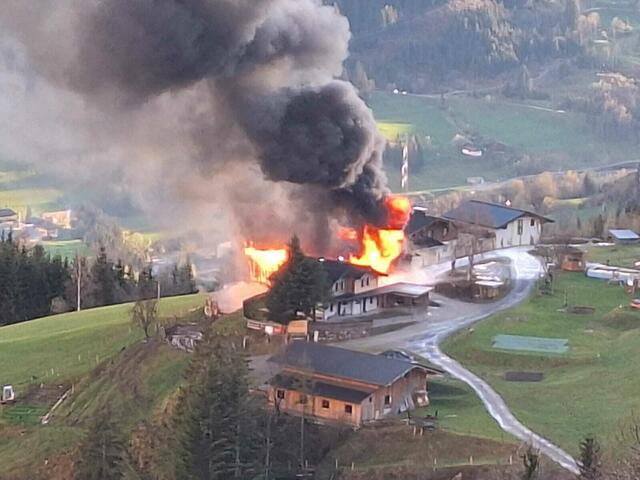 Die Feuerwehren konnten ein Übergreifen des Feuers auf das Wohngebäude und die Garagen verhindern. | Foto: Feuerwehr Bruck