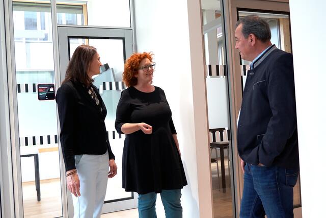 Claudia Bernhard-Kessler, Gerhild Weinberger (Pflegeberaterin), Landesrat Christian Pewny  | Foto: Land Salzburg/Bernhard Kern