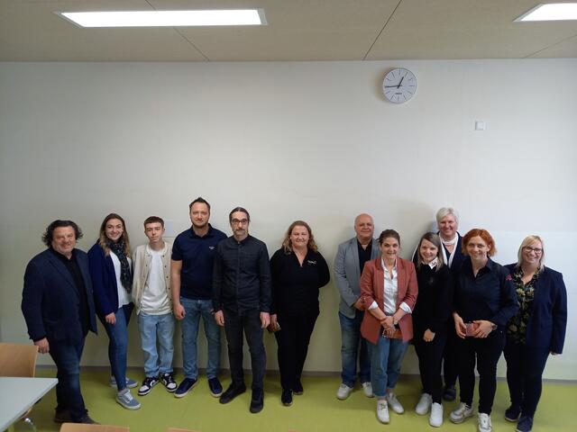 Herman Enzi (v.li) - MS Völkermarkt, Raphaela Moser - Spar, Melvin Majstorivic - CCL , Dominik Grilc - CCL, Robert Isopp - CCL, Monika Grabner - fischer, Harald Steiner - XXXLutz, Lisa Fischer - XXXLutz, Melanie Nürnberger - XXXLutz, Irene Peteln-Jesch - MS Völkermarkt, Michaela Krall-Jantschko - XXXLutz
sowie Tamara Skubel - BBOK | Foto: Privat