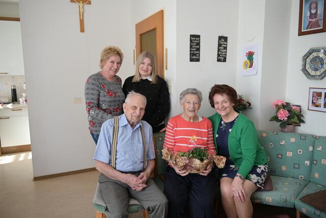 Karin Denk (Tochter), Busch Vanessa (Urenkerl), Prießner Karl &amp; Maria, Bgm. Ludmilla Etzenberger | Foto: Stadtgemeinde Gföhl