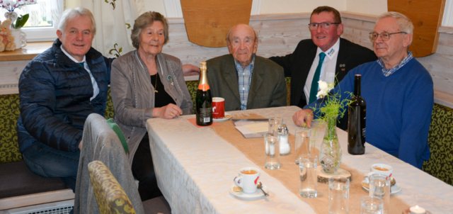 KOBV-Mitglied feierte 100. Geburtstag: Bezirksobmann Engelbert Halmer, Vizepräsidentin Helga Krupitza, Jubilar Rudolf Pechhacker, Bezirksobmann-Stellvertreter Anton Höhlmüller und Klaus Maderthaner (ehemaliger Obmann der Ortsgruppe Lunz)