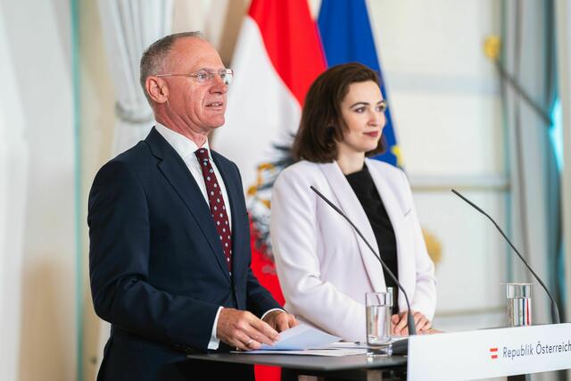 Am 3. April 2024 nahmen Bundesministerin Alma Zadic (r.) und Bundesminister Gerhard Karner (l.) am Pressefoyer nach dem Ministerrat teil. | Foto: BKA