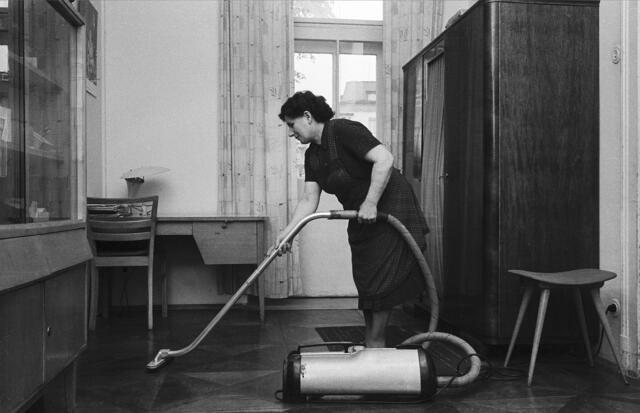 Die Ausstellung "Alles Arbeit" thematisiert Fragen nach gesellschaftlicher Verteilung von Arbeit ausgehend von Presse-Fotografien aus der steirischen Nachkriegszeit. | Foto: Fotoarchiv Blaschka, 1965, Multimediale Sammlungen/UMJ