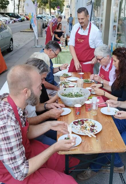 Höhepunkt der Parkletaktion ist das gemeinsame Essen in der Bürgergasse. | Foto: Agenda Favoriten